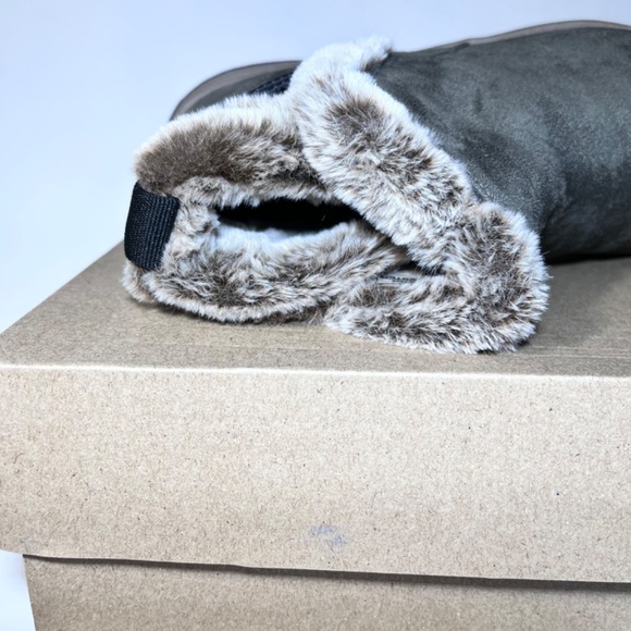 Clarks Cloudsteppers Breeze Fur Faux Fur Slip-On Boots - Picture 7 of 7